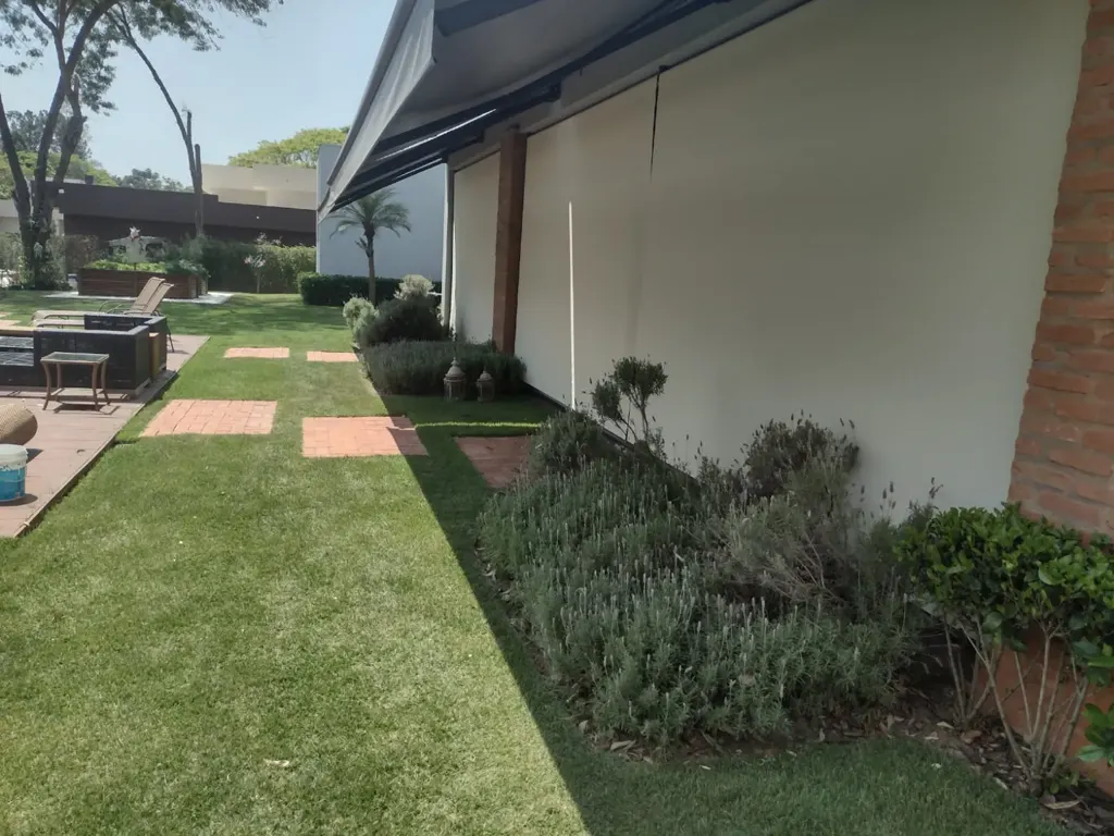 Toldo cortina instalado em varanda em Sorocaba