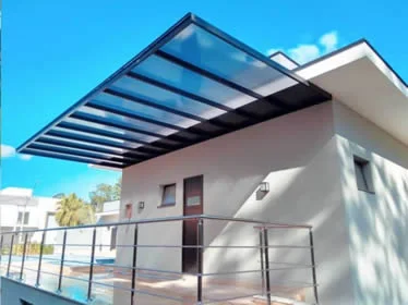 Toldo fixo cobrindo área de serviço